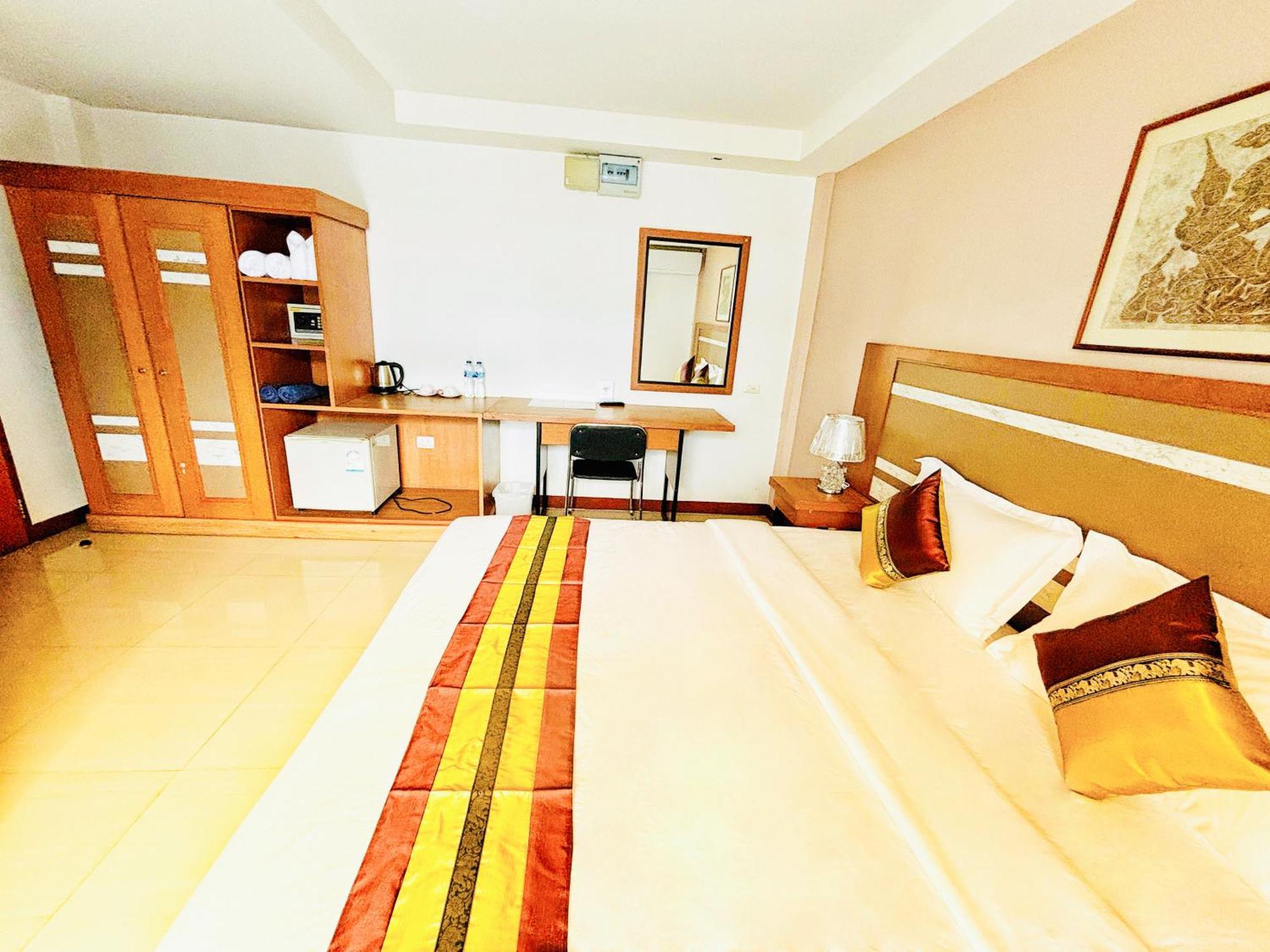 Patong Pool House Aparthotel Bagian luar foto