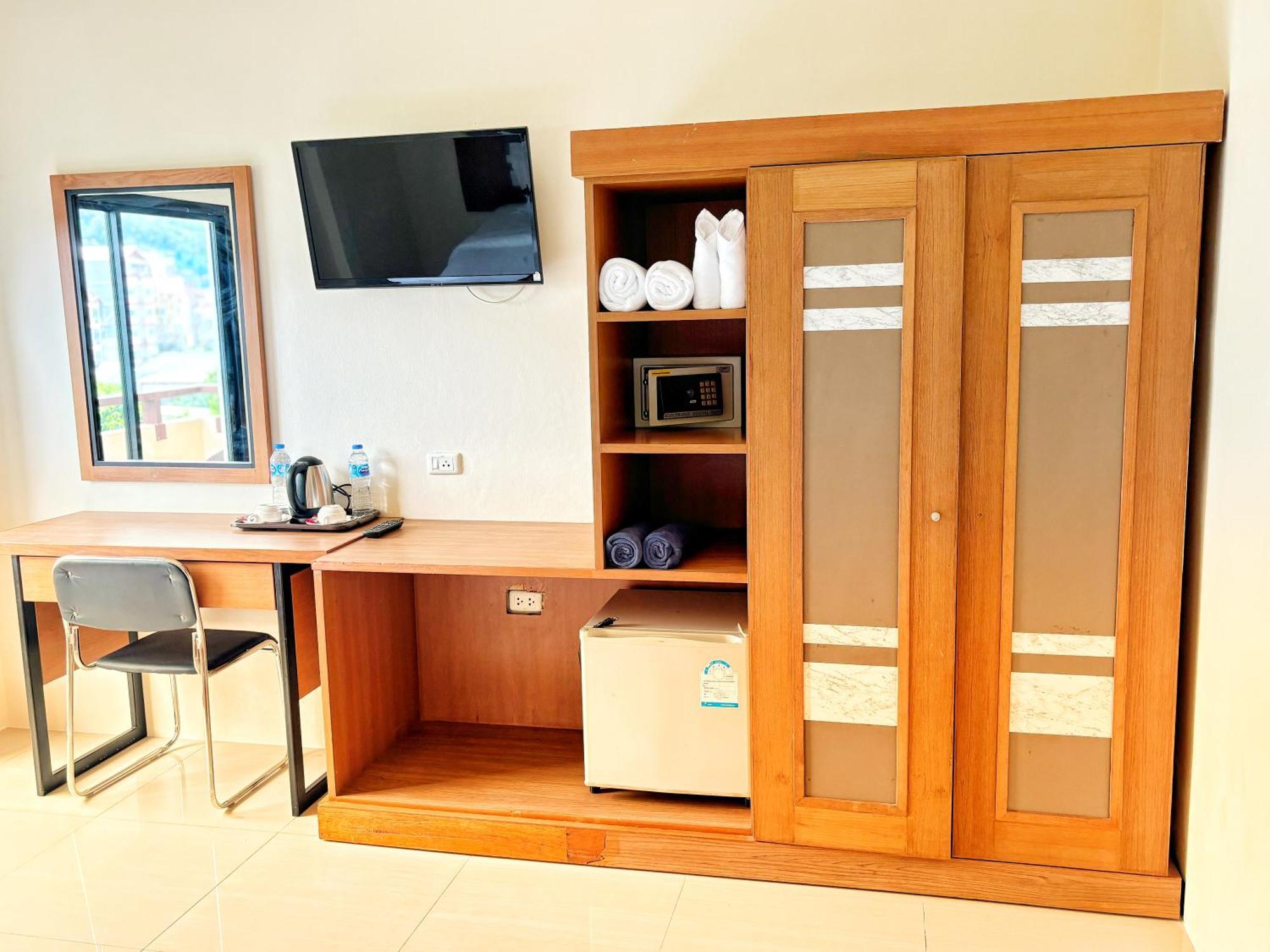 Patong Pool House Aparthotel Bagian luar foto