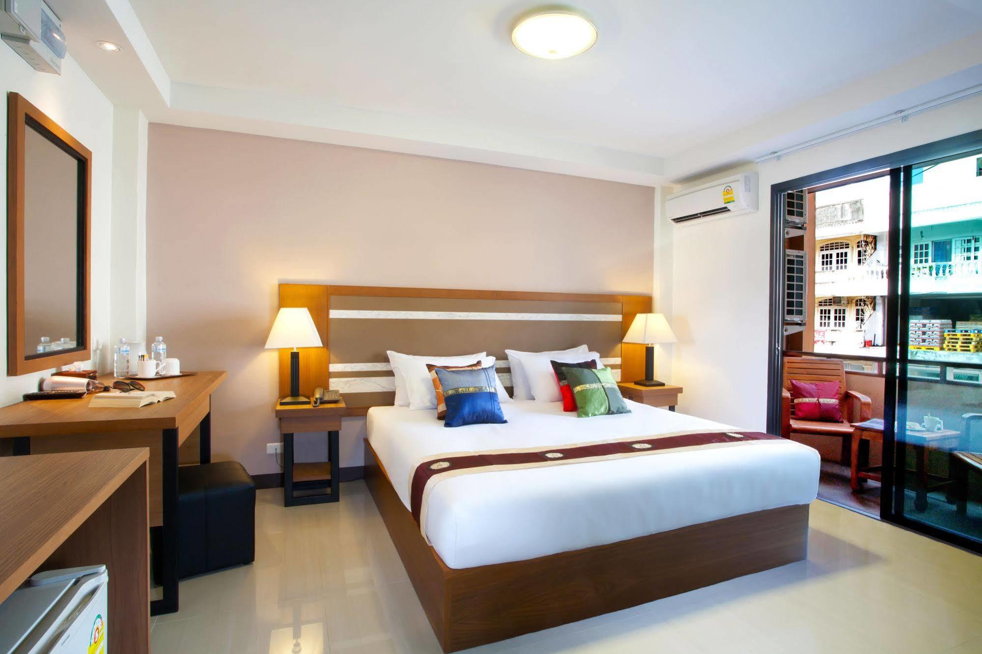 Patong Pool House Aparthotel Bagian luar foto