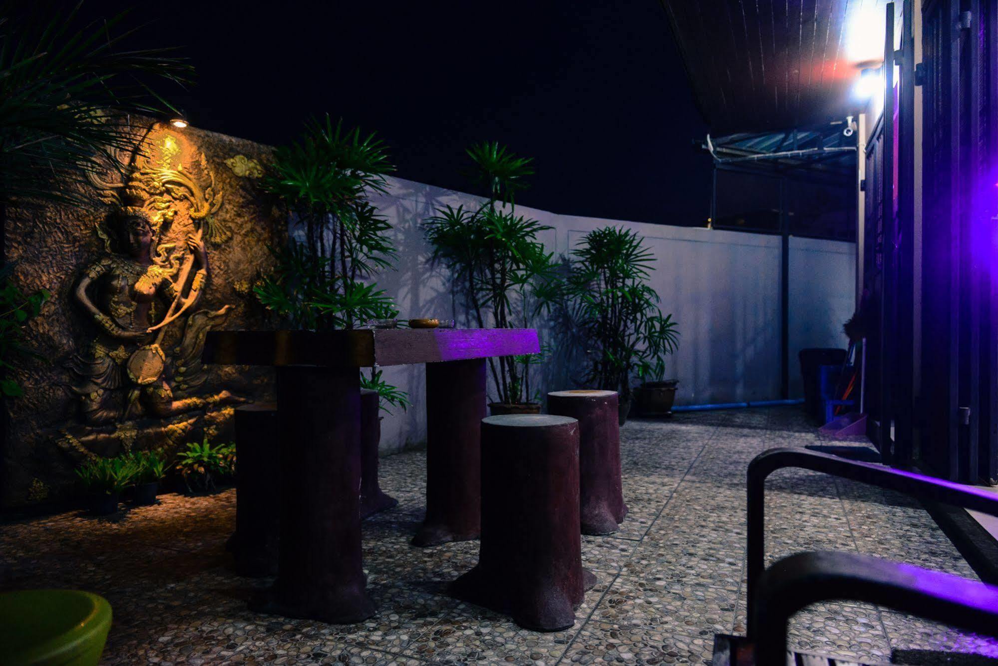 Patong Pool House Aparthotel Bagian luar foto