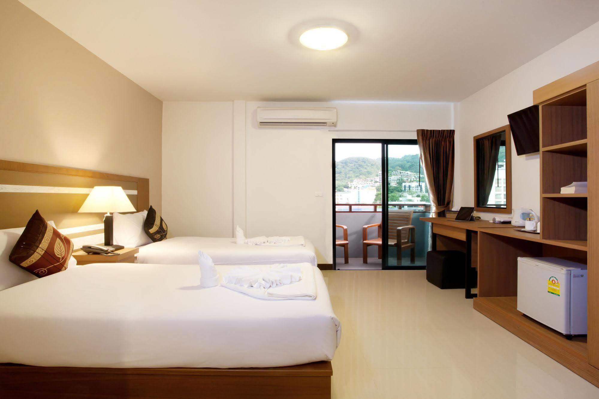 Patong Pool House Aparthotel Bagian luar foto