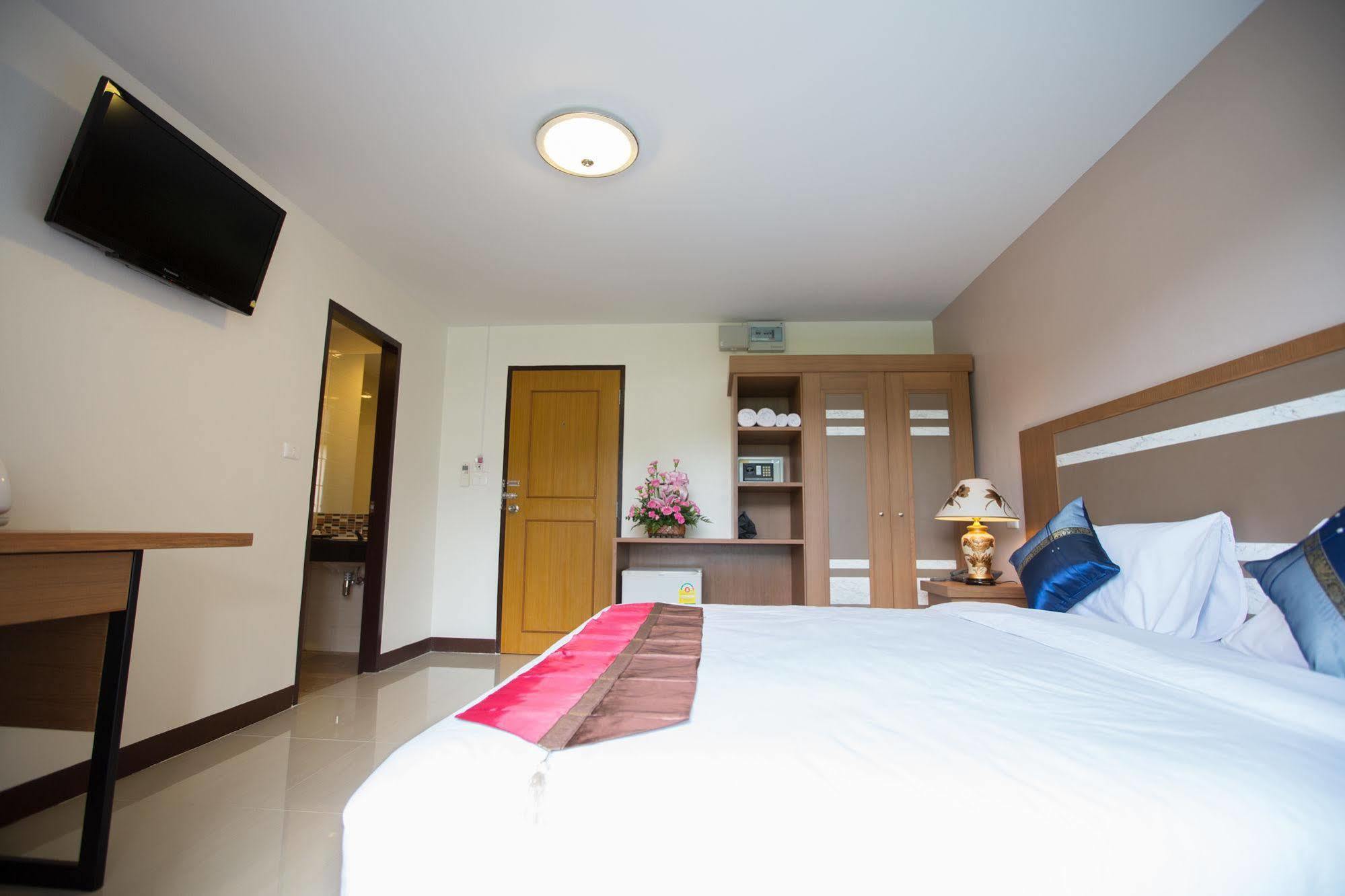 Patong Pool House Aparthotel Bagian luar foto