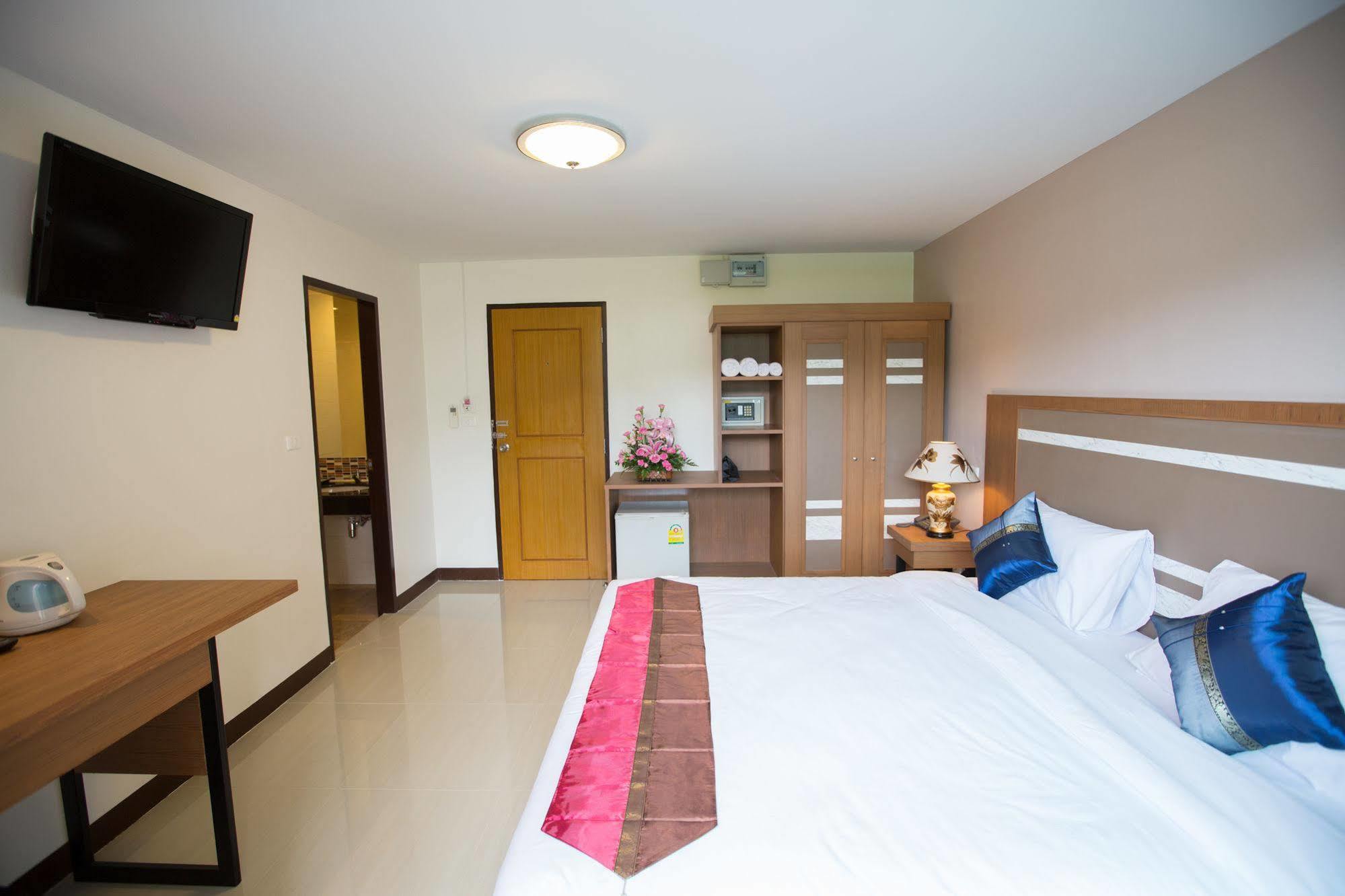 Patong Pool House Aparthotel Bagian luar foto